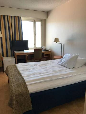 Фото номера Двухместный номер с 1 кроватью Отель Hotel Hirvi г. Ээнекоски 3